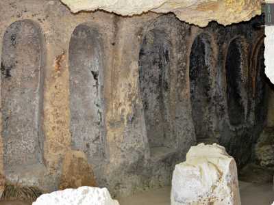 Sulle pareti laterali si aprono invece una serie di alte e strette nicchie aniconiche, cio� prive di immagini sacre. Eppure in passato erano certamente decorate come altre chiese rupestri pugliesi, ma l�incuria del luogo ha portato alla rovina totale degli affreschi